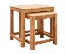 Dwa stoliki z drewna litego Pern A05